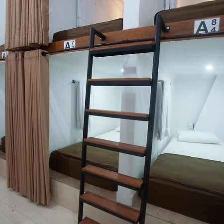 Lucky Hostel Batununggul المظهر الخارجي الصورة