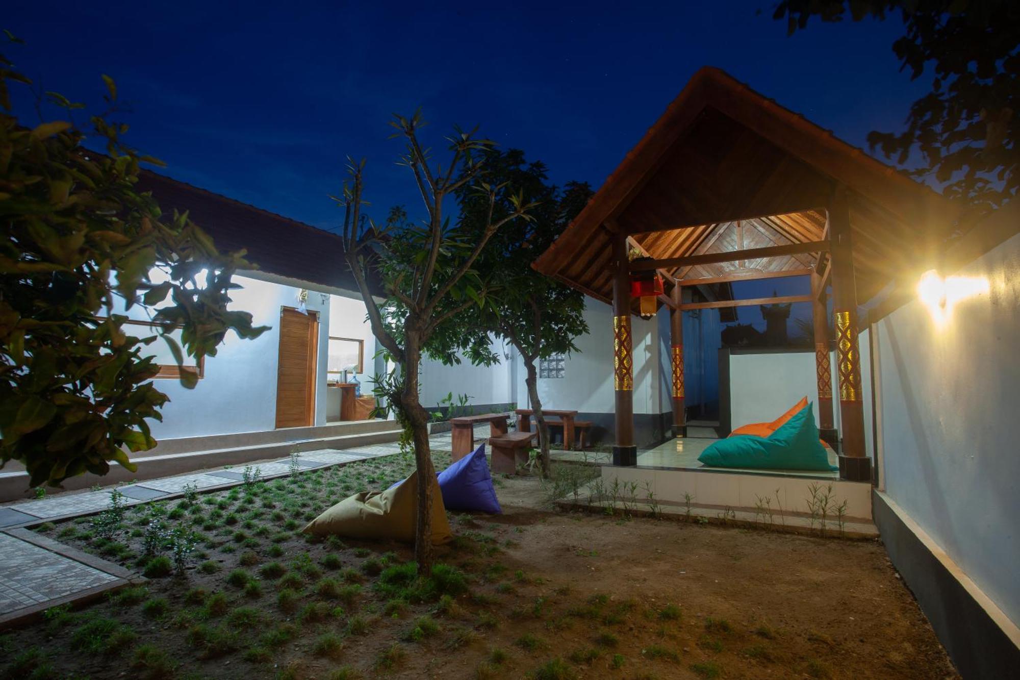 Lucky Hostel Batununggul المظهر الخارجي الصورة