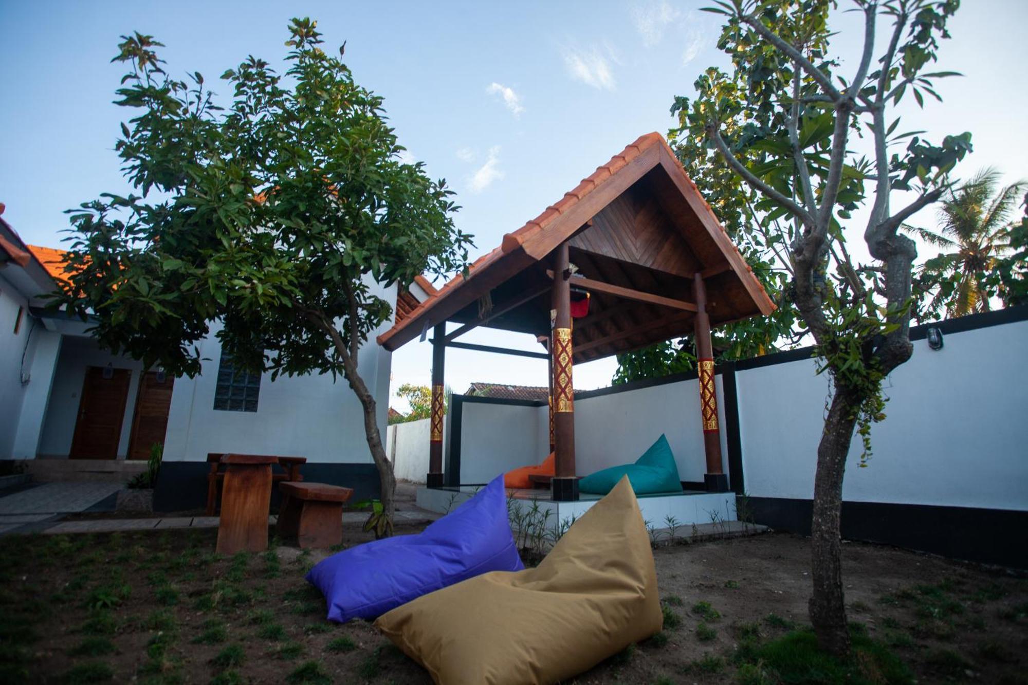 Lucky Hostel Batununggul المظهر الخارجي الصورة