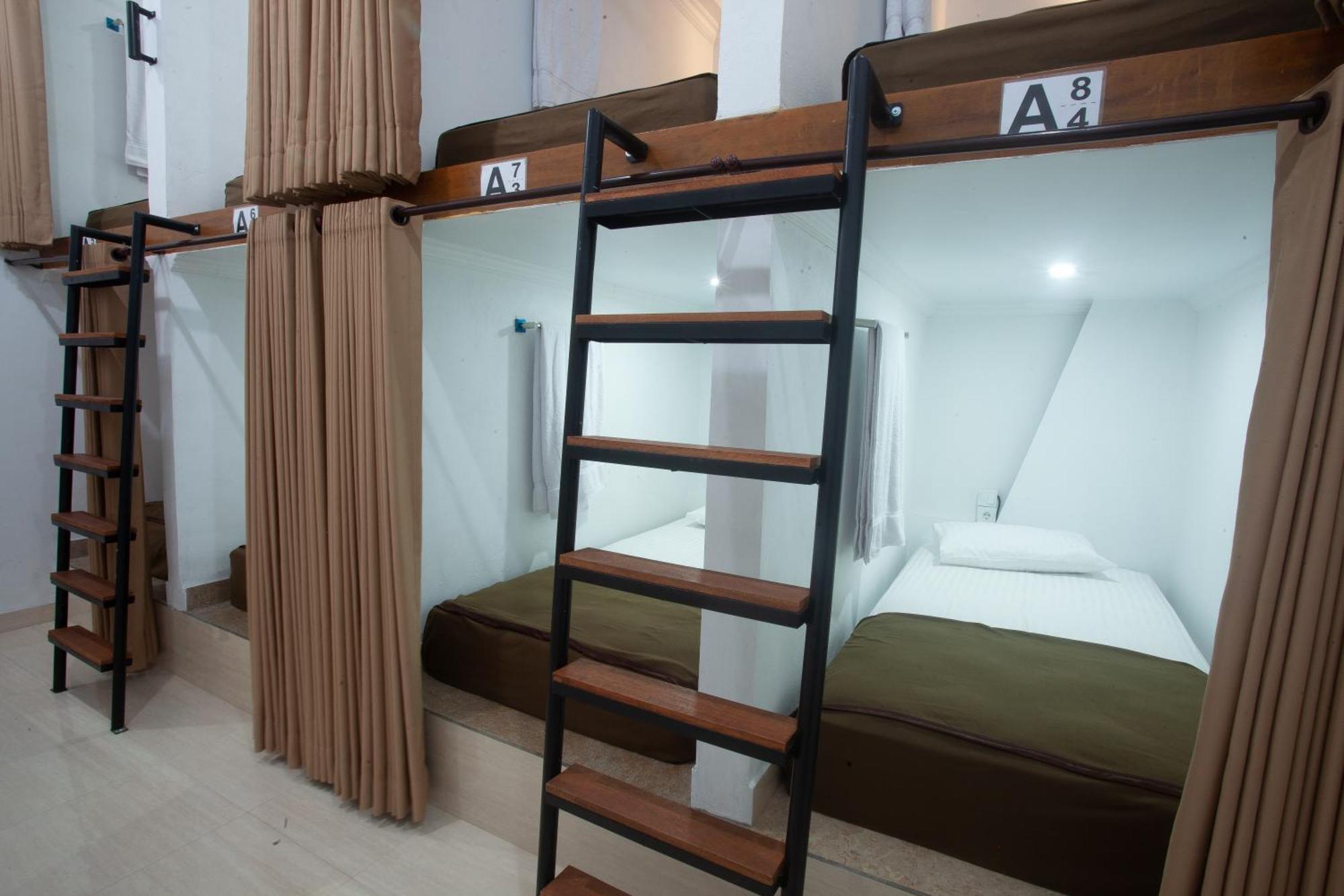 Lucky Hostel Batununggul المظهر الخارجي الصورة