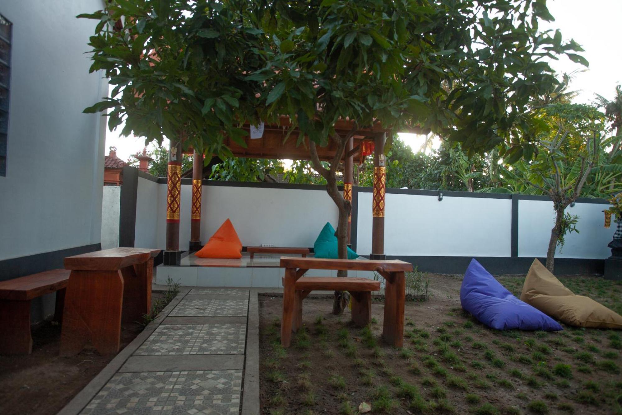 Lucky Hostel Batununggul المظهر الخارجي الصورة