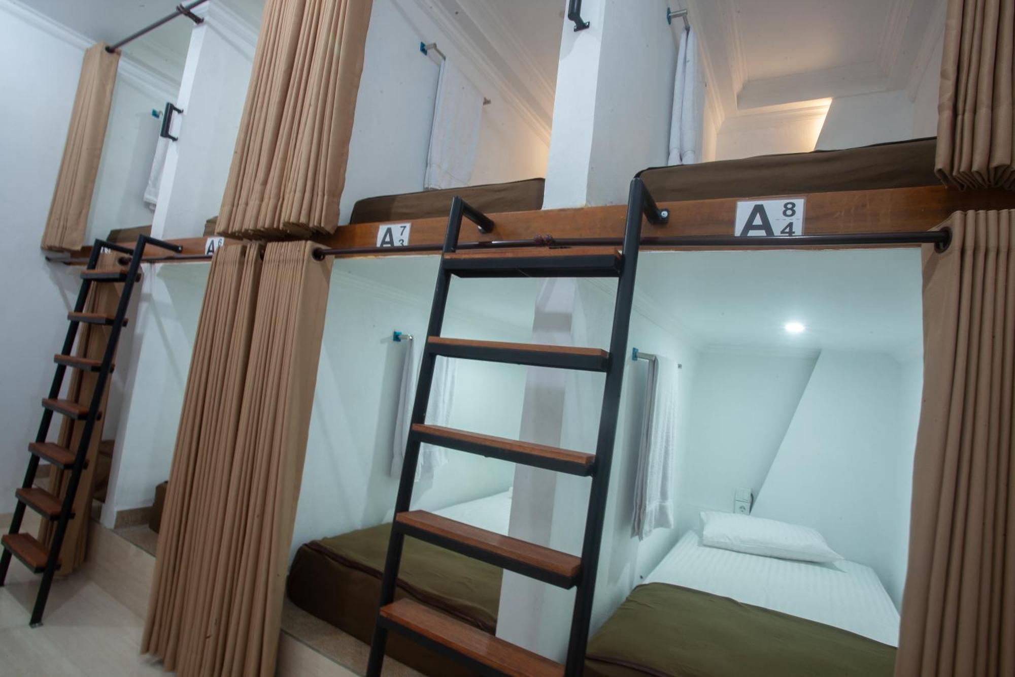 Lucky Hostel Batununggul المظهر الخارجي الصورة