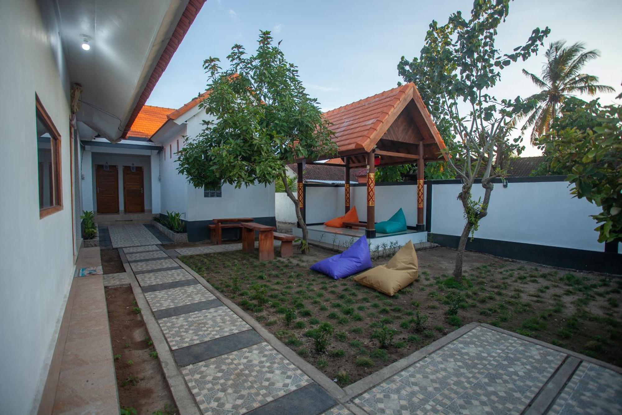 Lucky Hostel Batununggul المظهر الخارجي الصورة