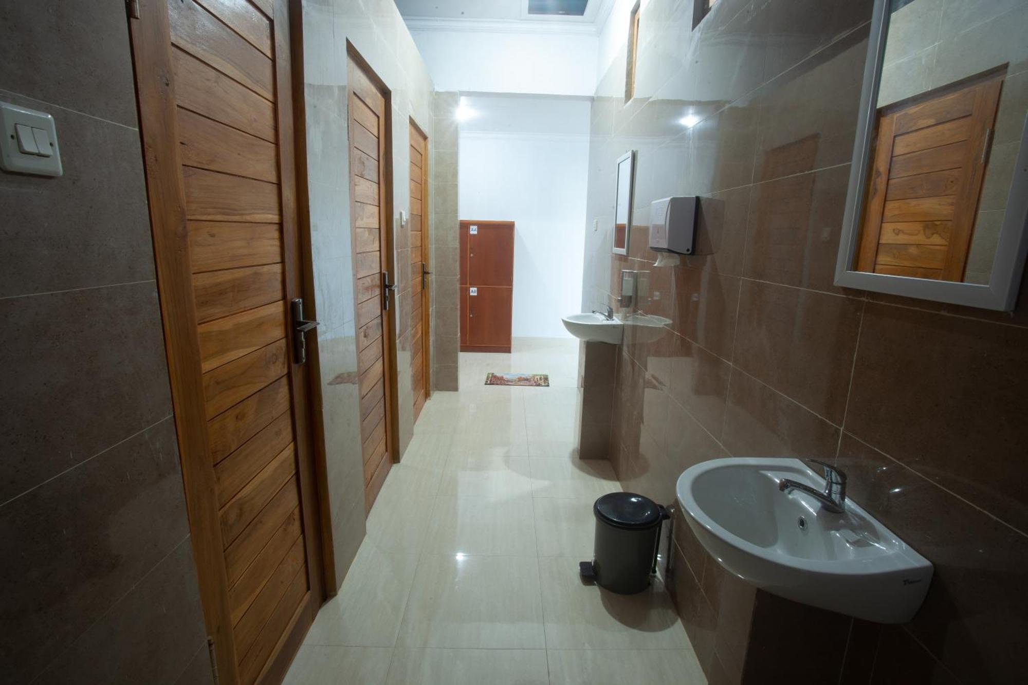 Lucky Hostel Batununggul المظهر الخارجي الصورة