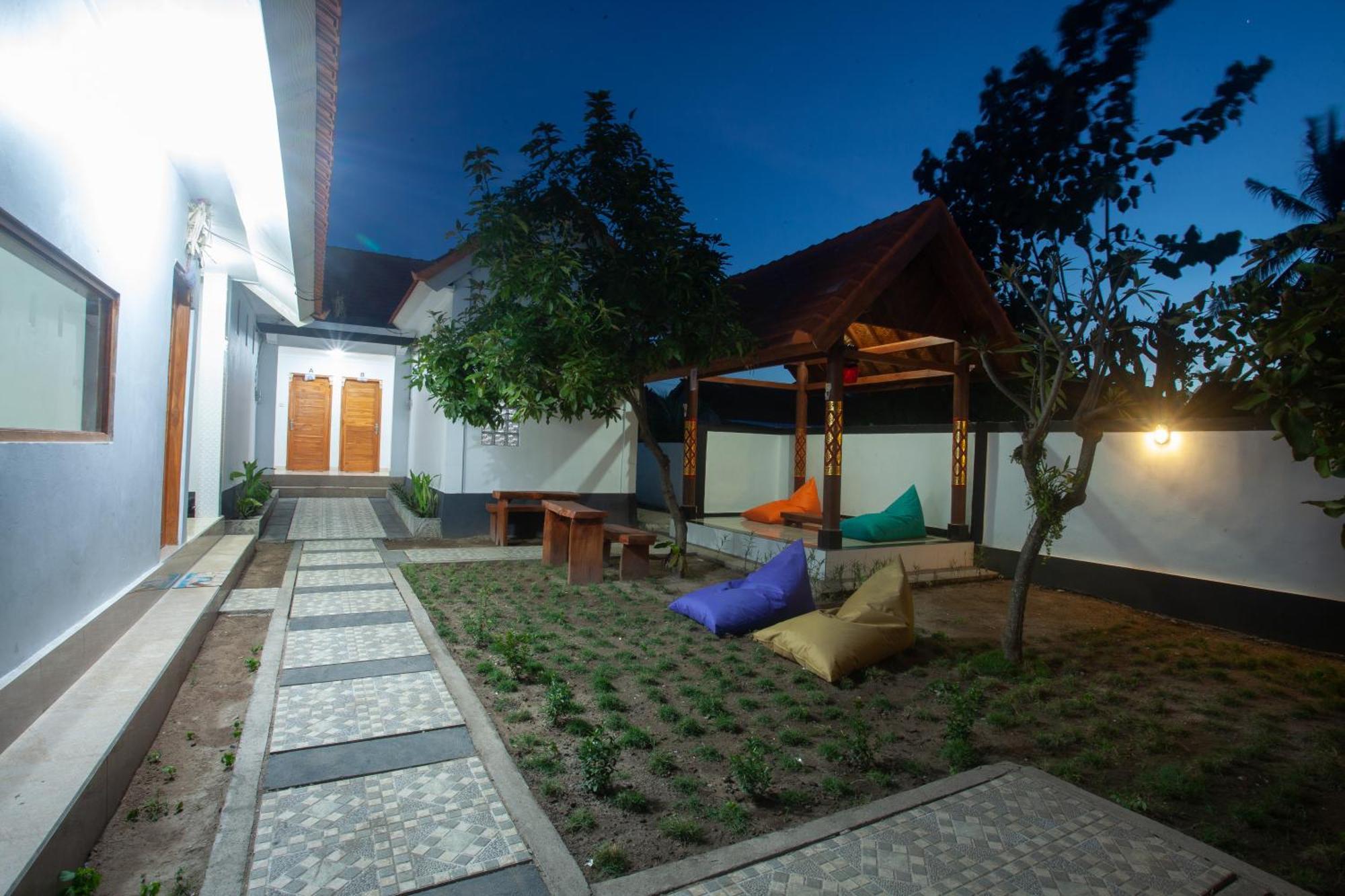 Lucky Hostel Batununggul المظهر الخارجي الصورة