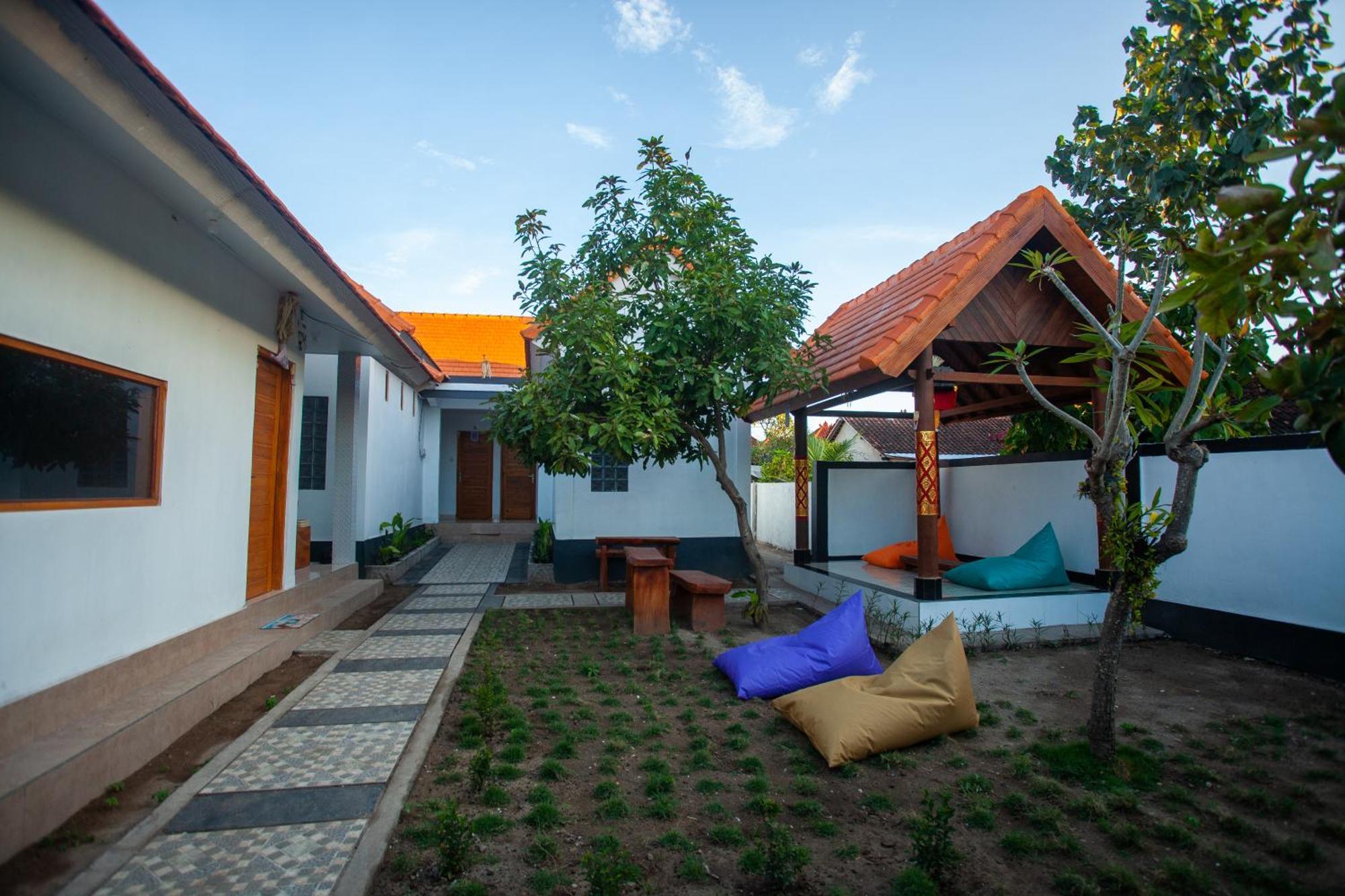 Lucky Hostel Batununggul المظهر الخارجي الصورة