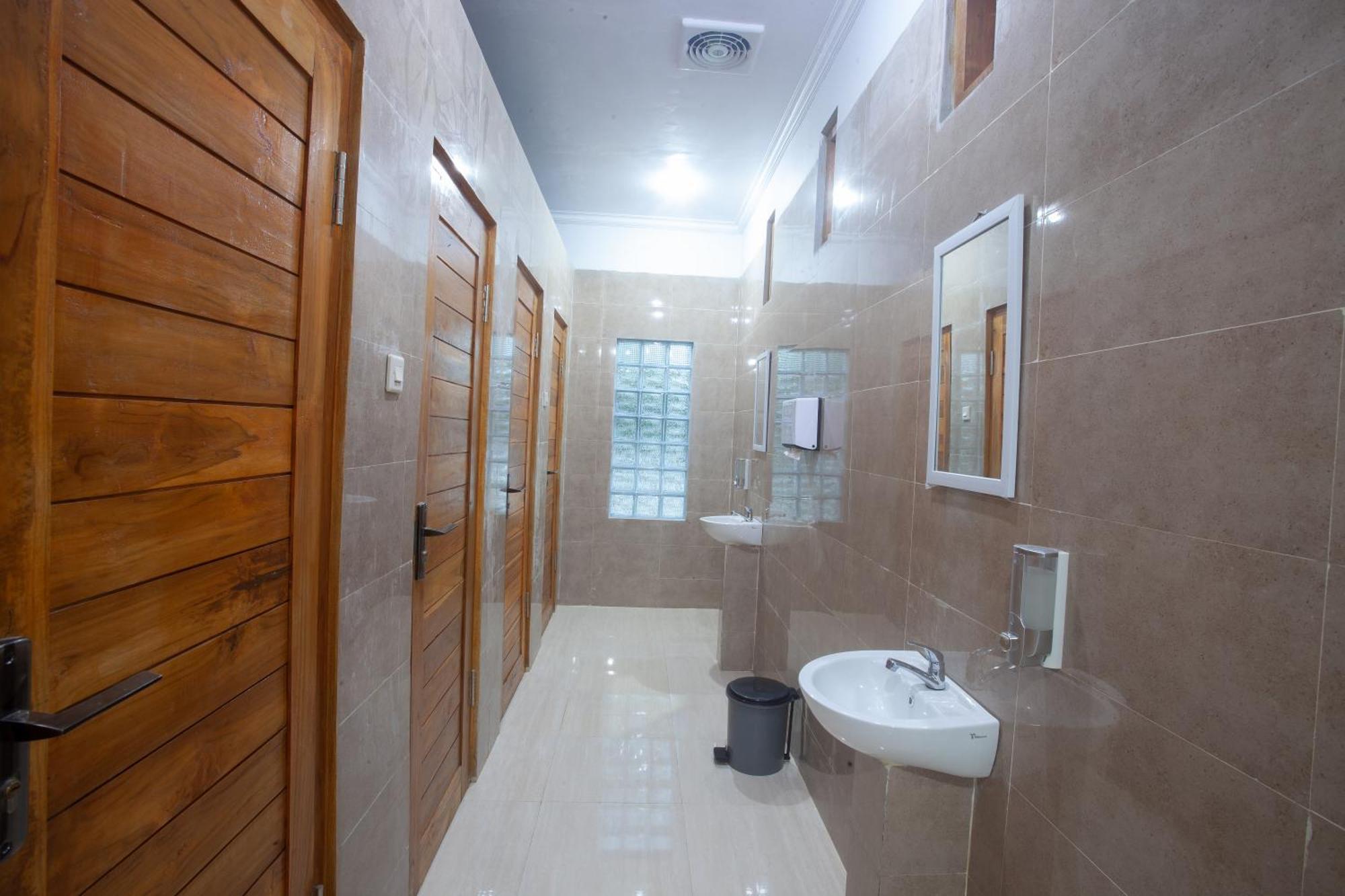 Lucky Hostel Batununggul المظهر الخارجي الصورة