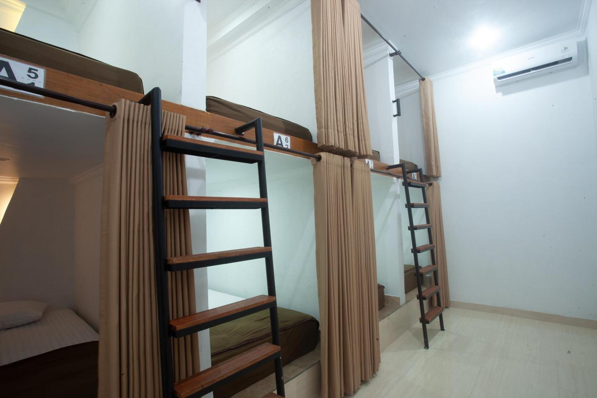 Lucky Hostel Batununggul المظهر الخارجي الصورة