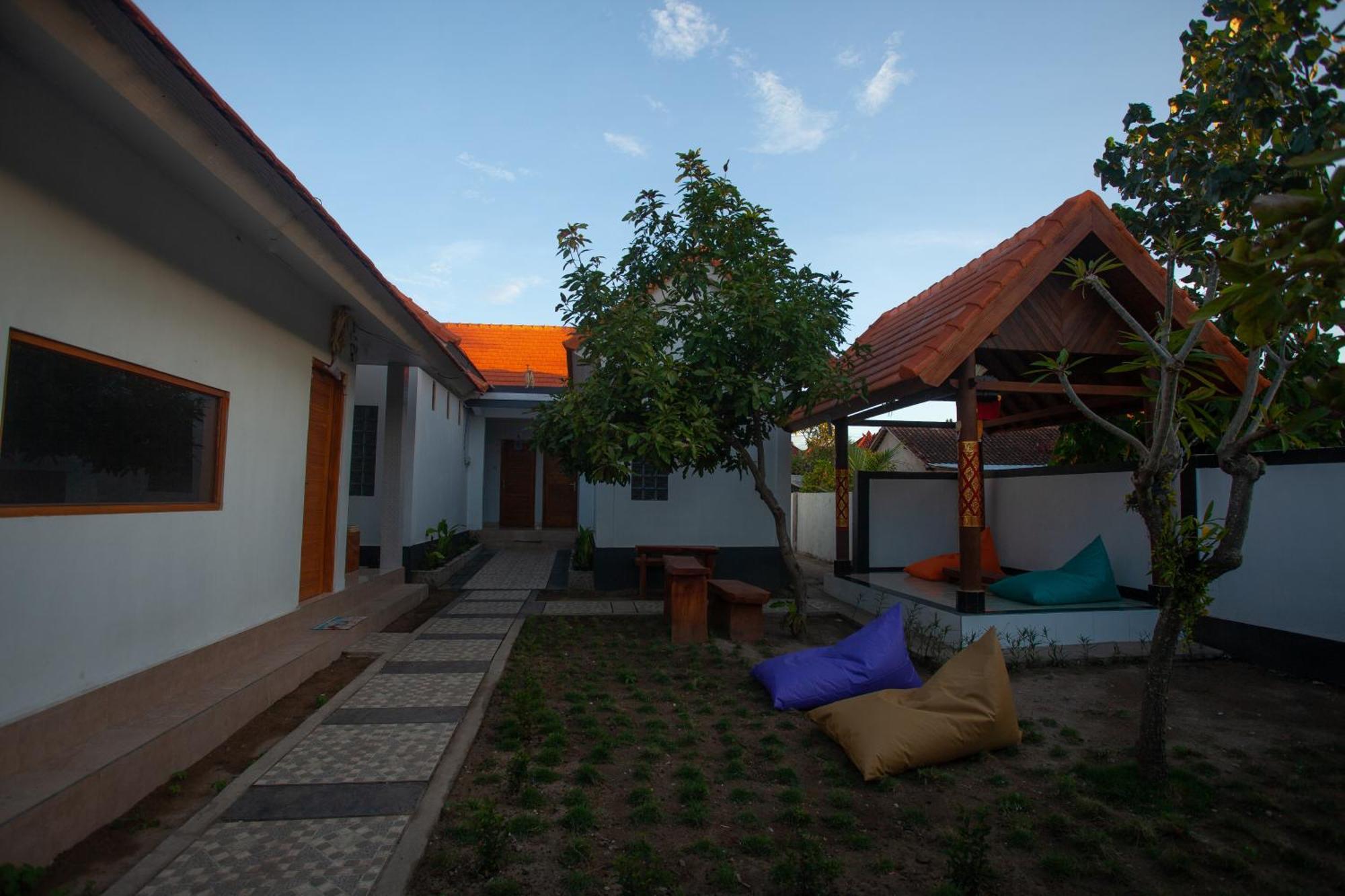 Lucky Hostel Batununggul المظهر الخارجي الصورة