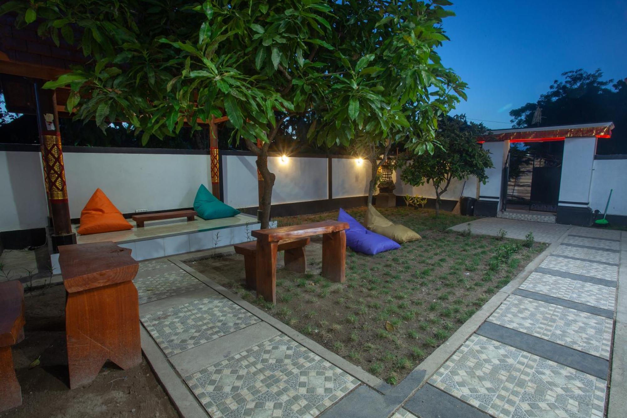 Lucky Hostel Batununggul المظهر الخارجي الصورة