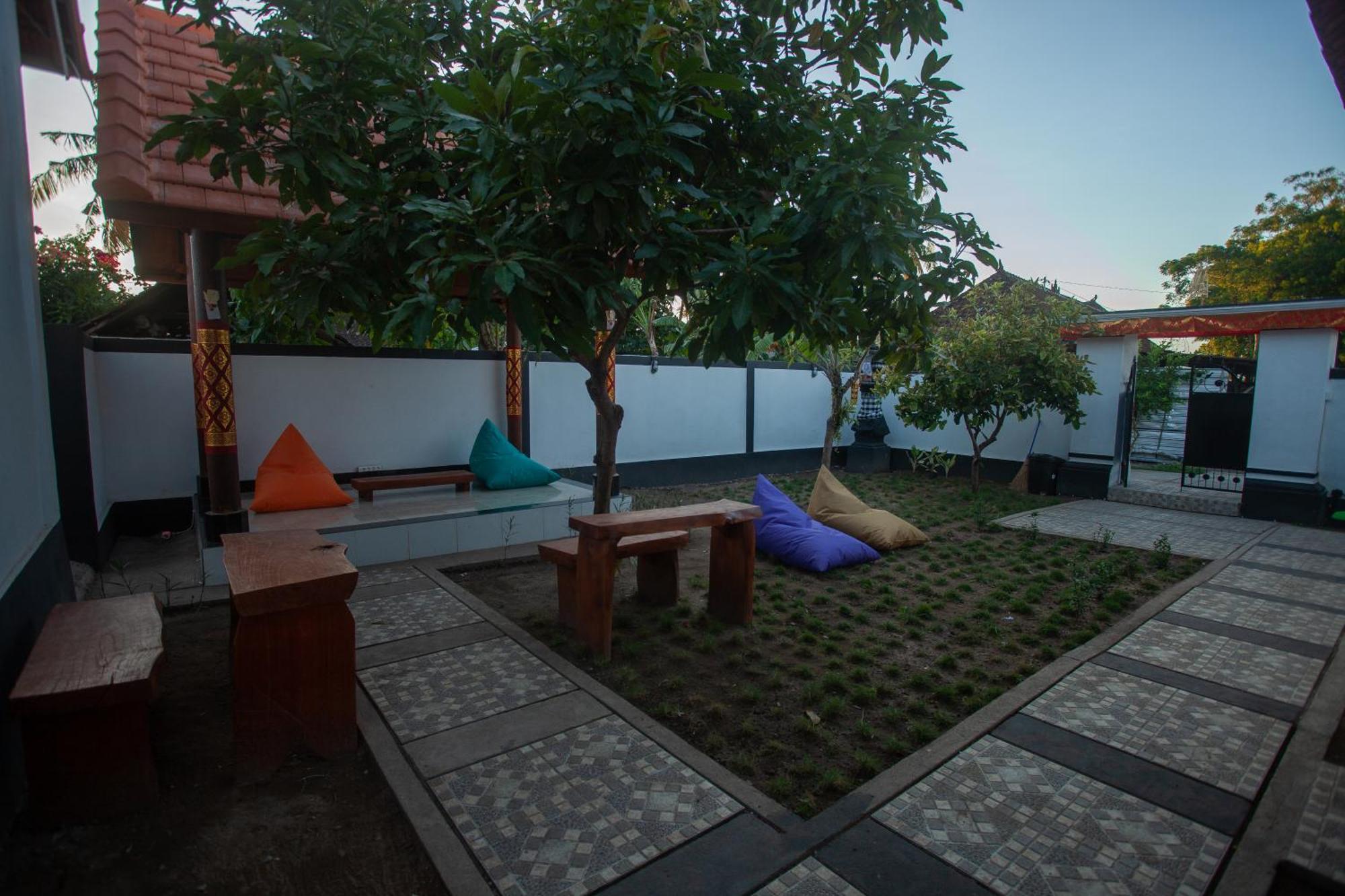 Lucky Hostel Batununggul المظهر الخارجي الصورة