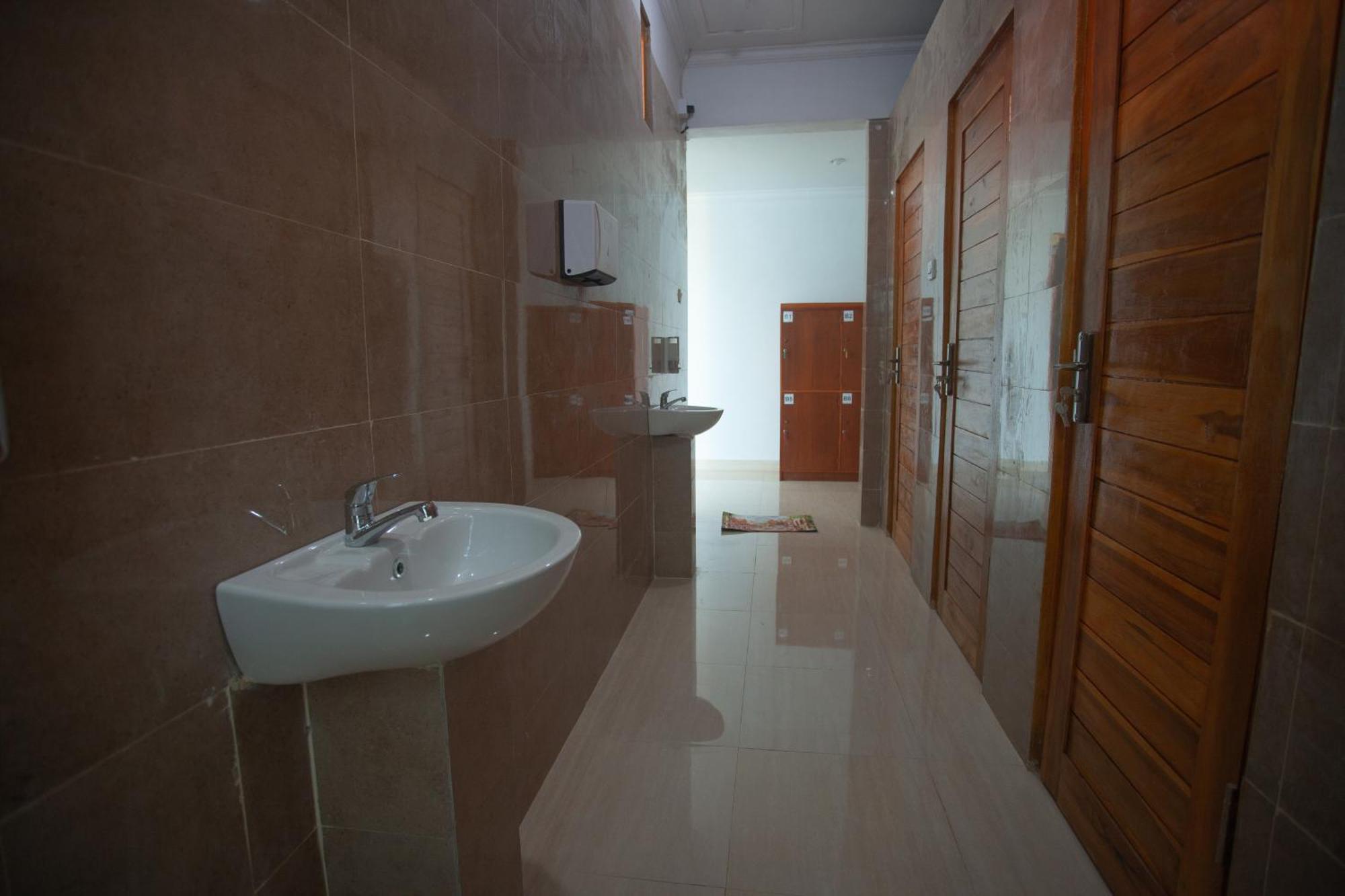 Lucky Hostel Batununggul المظهر الخارجي الصورة