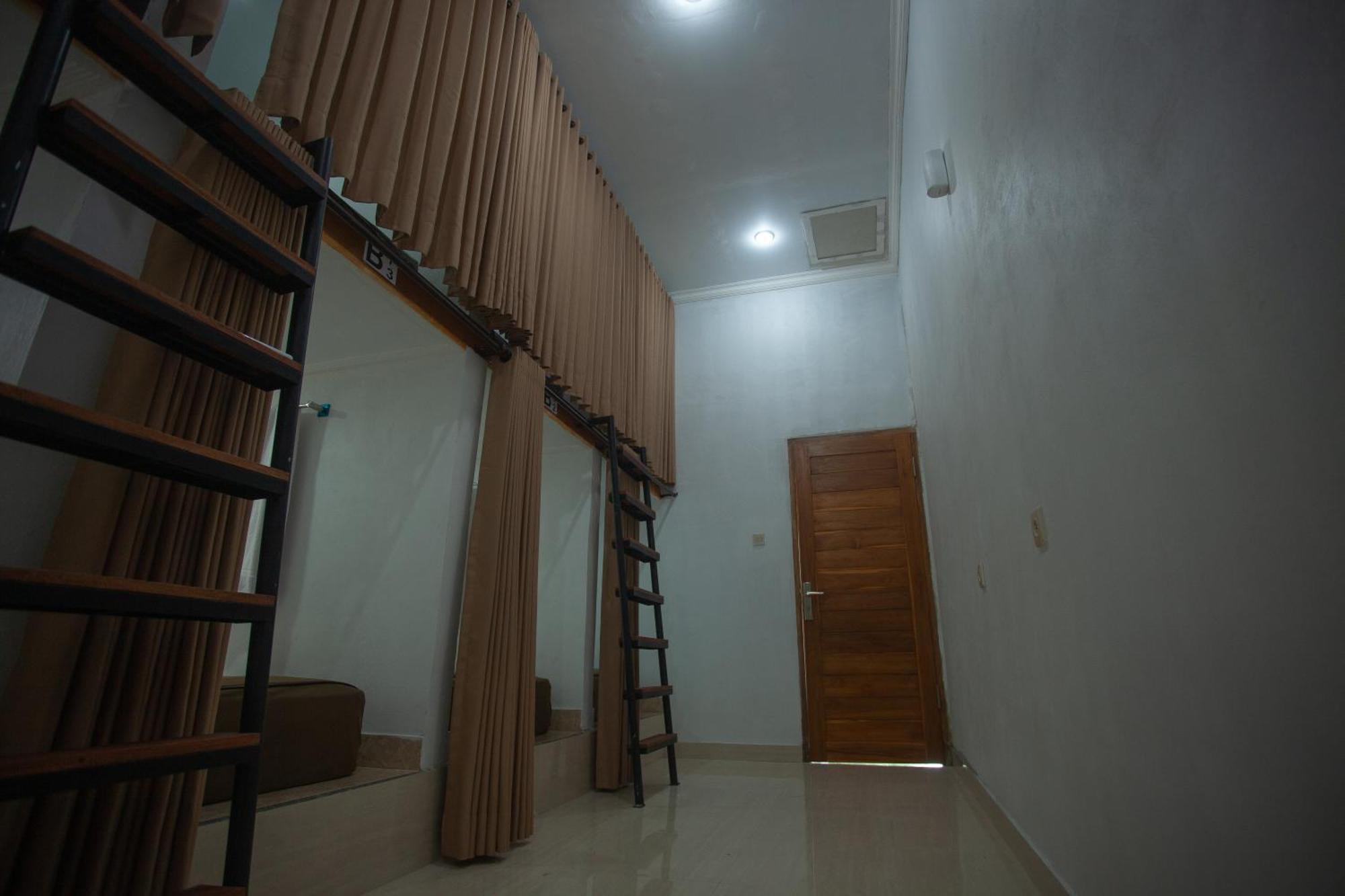 Lucky Hostel Batununggul المظهر الخارجي الصورة