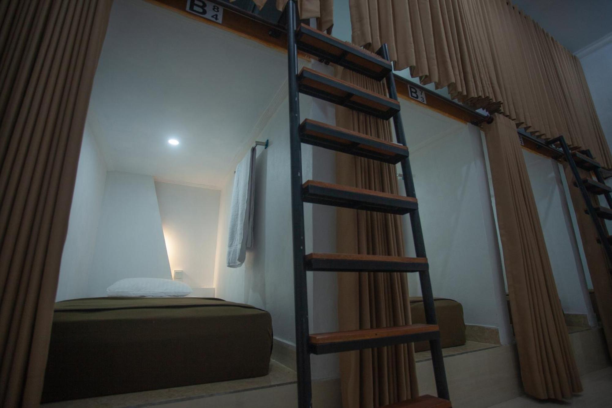Lucky Hostel Batununggul المظهر الخارجي الصورة