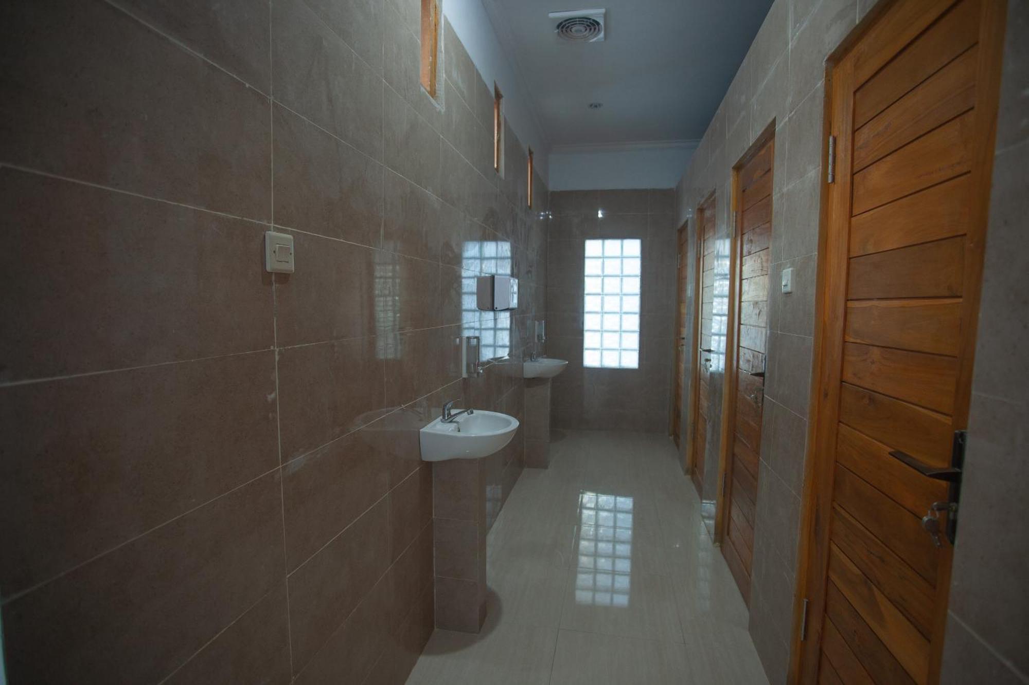 Lucky Hostel Batununggul المظهر الخارجي الصورة