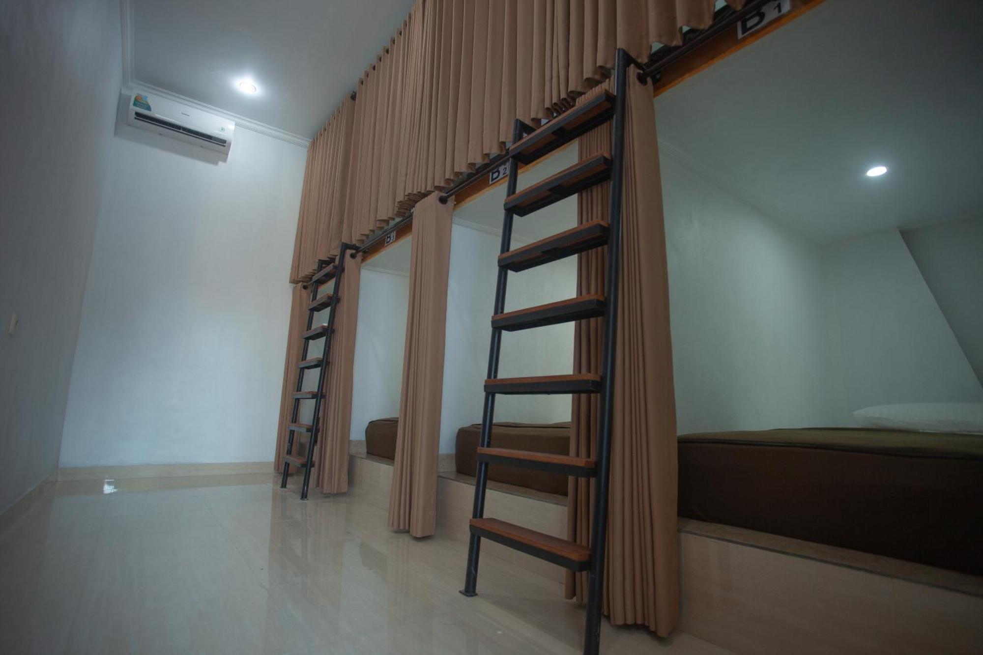Lucky Hostel Batununggul المظهر الخارجي الصورة