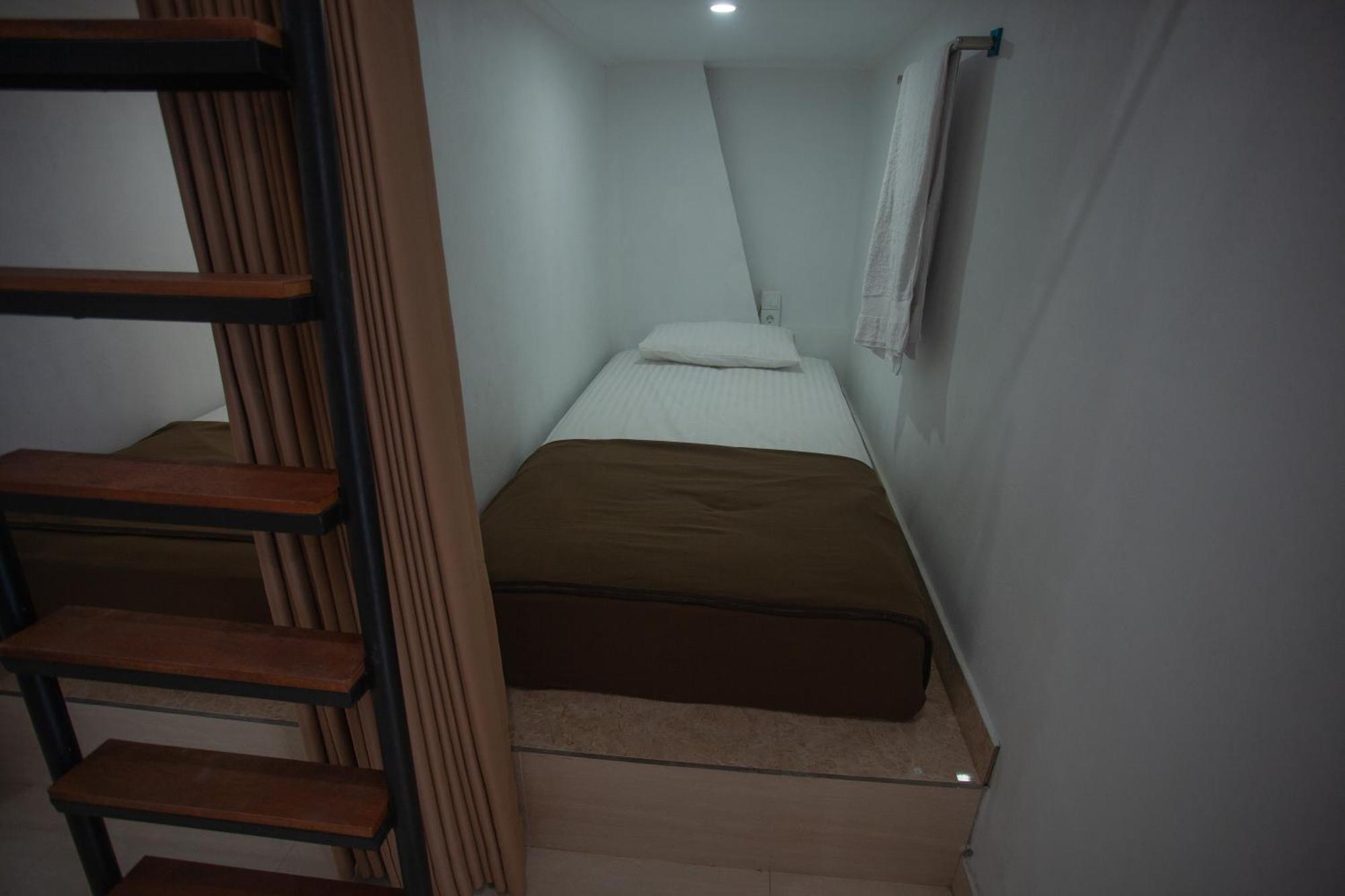 Lucky Hostel Batununggul المظهر الخارجي الصورة