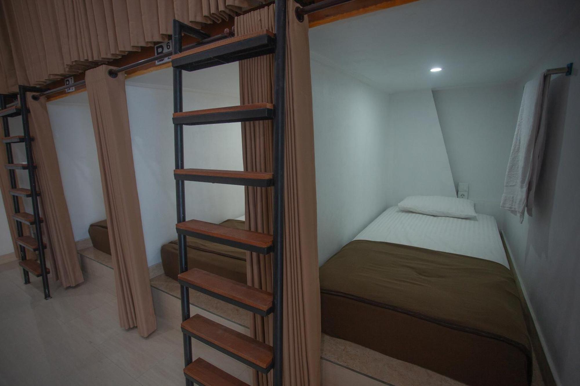 Lucky Hostel Batununggul المظهر الخارجي الصورة