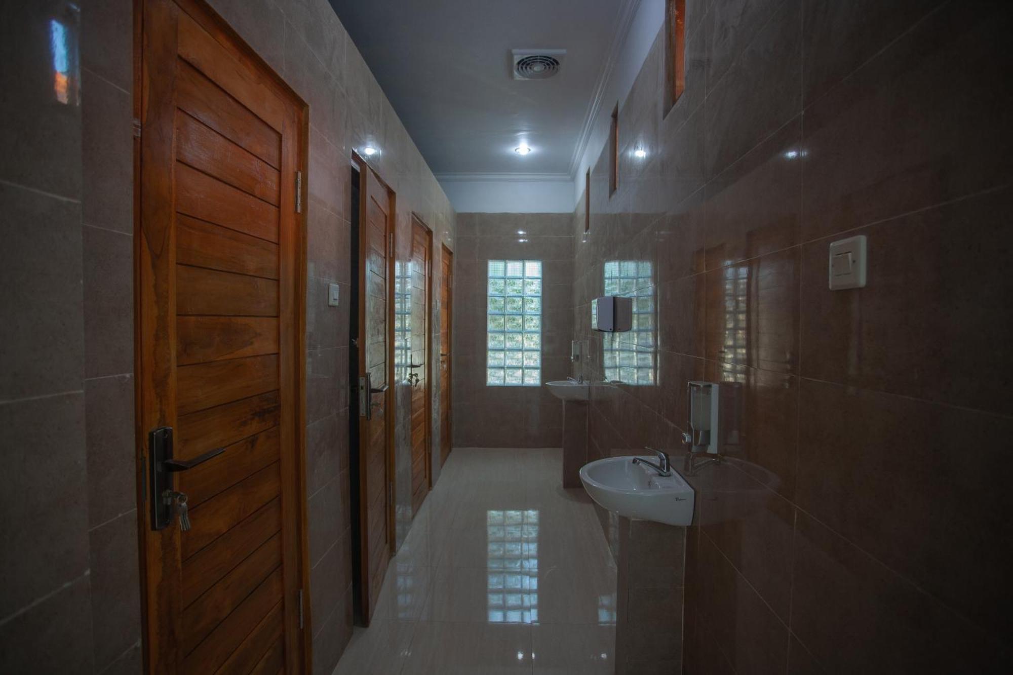 Lucky Hostel Batununggul المظهر الخارجي الصورة