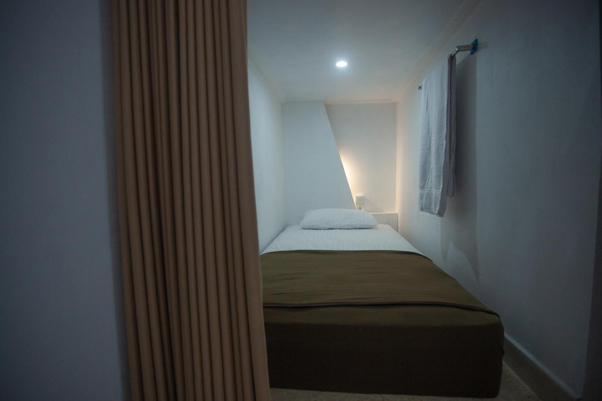 Lucky Hostel Batununggul المظهر الخارجي الصورة