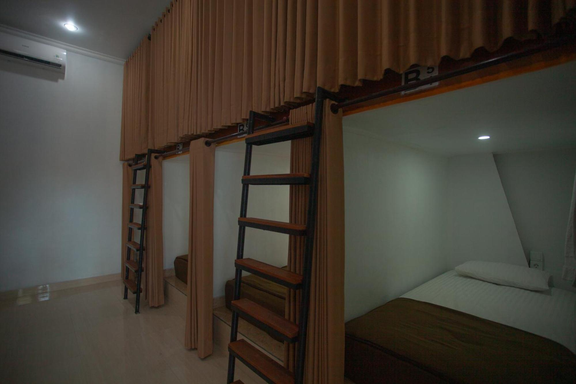 Lucky Hostel Batununggul المظهر الخارجي الصورة