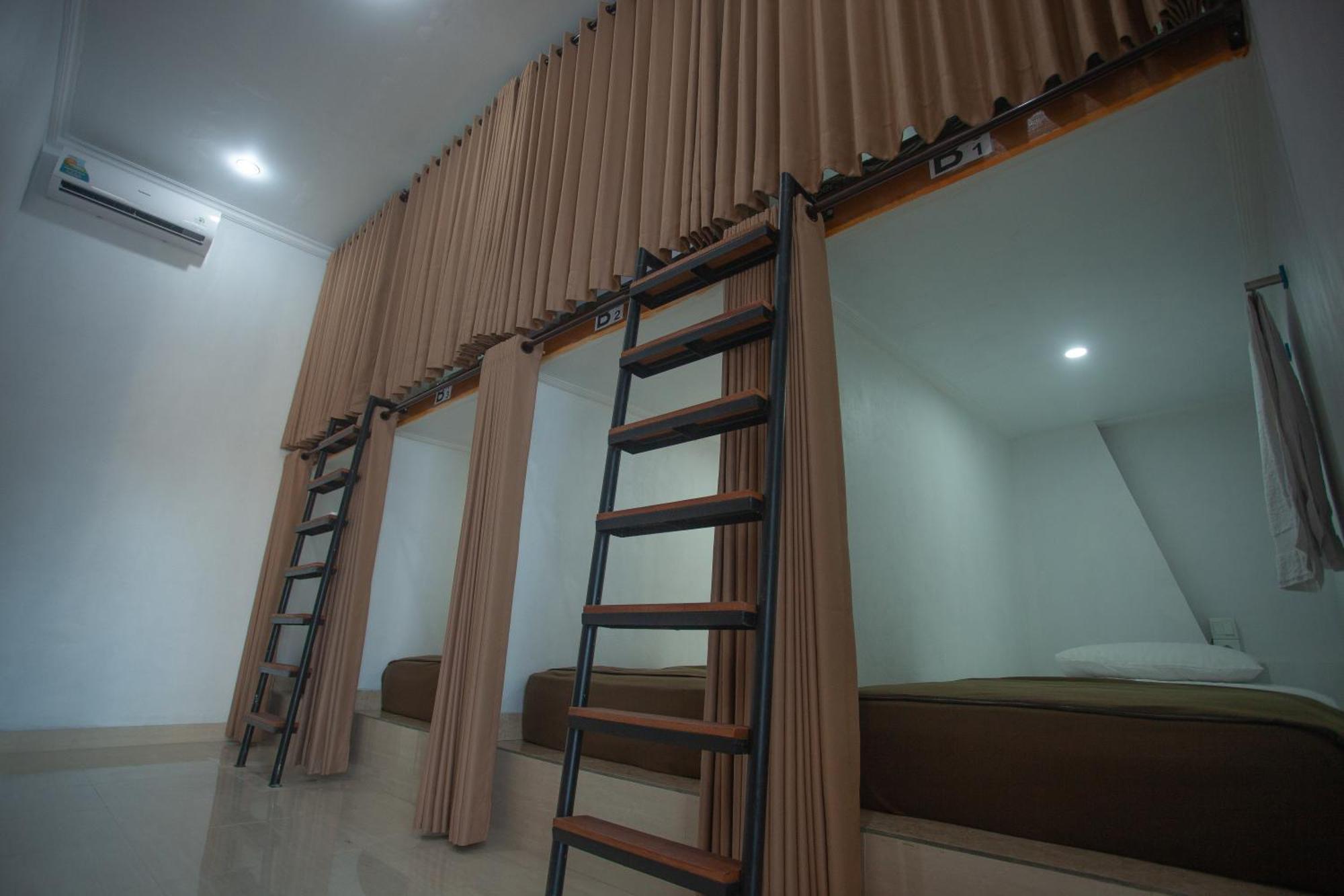 Lucky Hostel Batununggul المظهر الخارجي الصورة