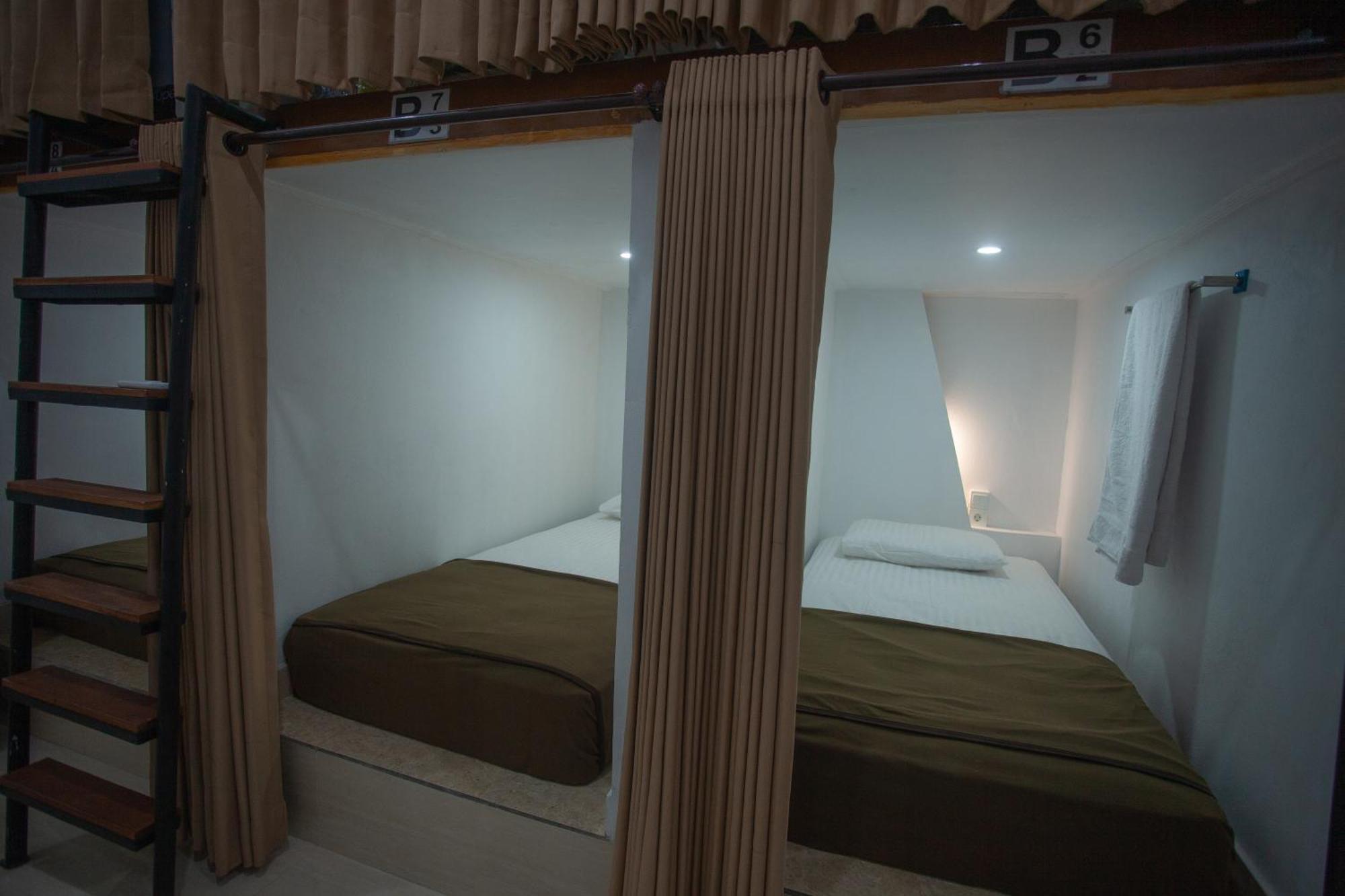Lucky Hostel Batununggul المظهر الخارجي الصورة
