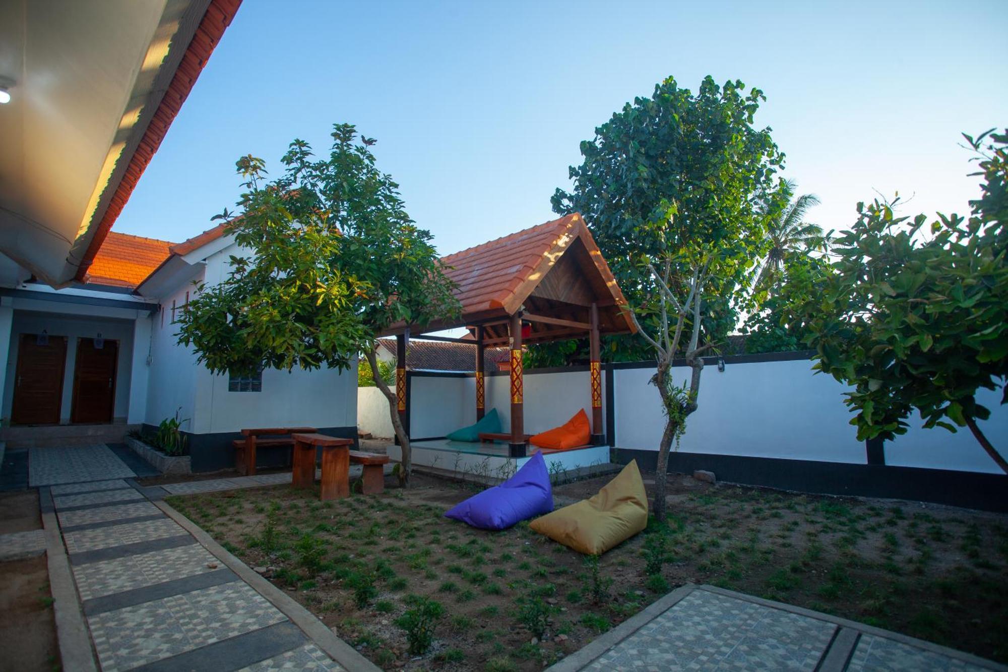 Lucky Hostel Batununggul المظهر الخارجي الصورة