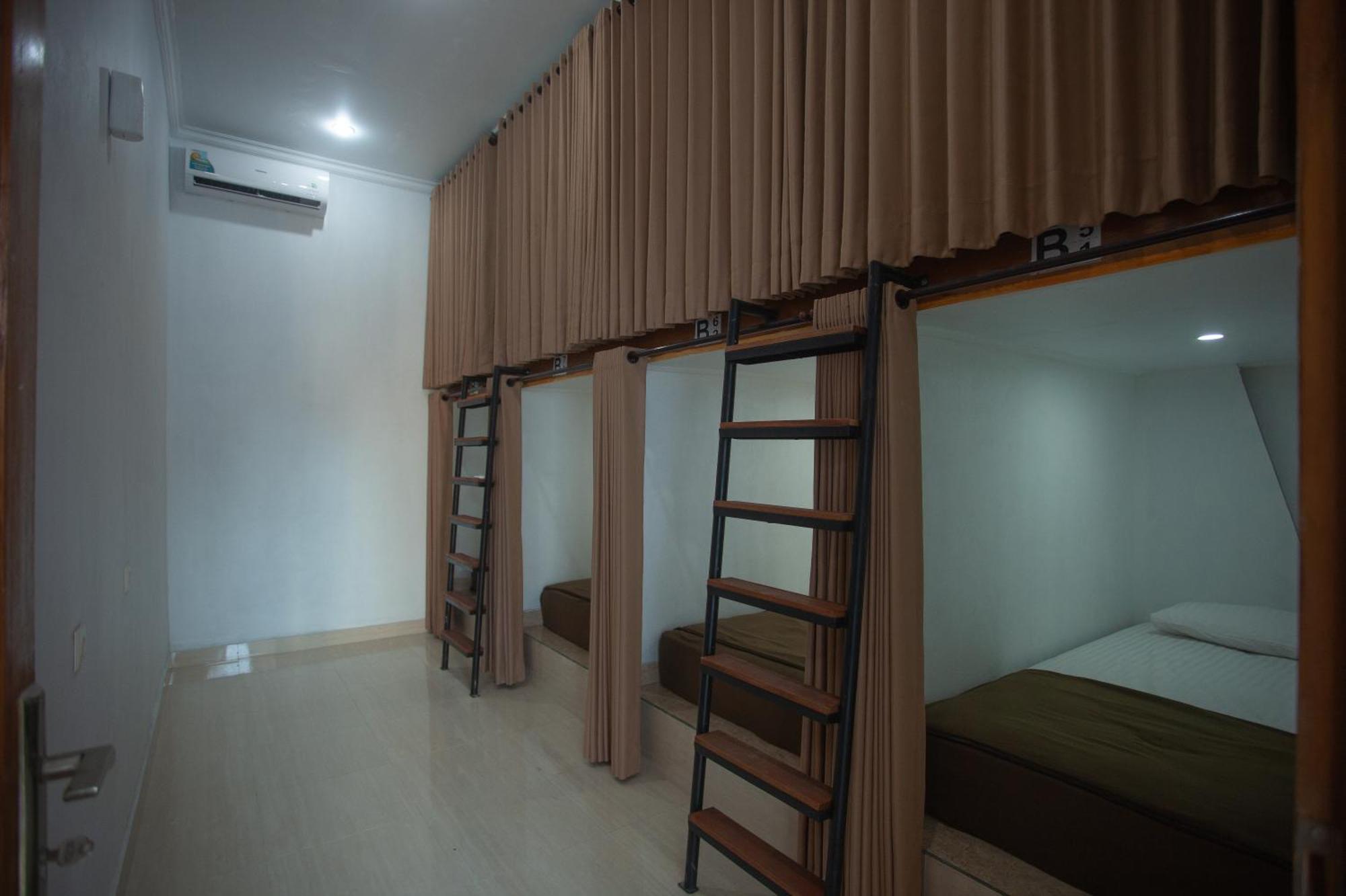 Lucky Hostel Batununggul المظهر الخارجي الصورة